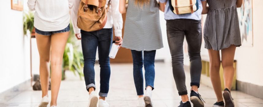 Uczennica jak z obrazka, czyli w jakiej stylizacji pożegnać szkołę?