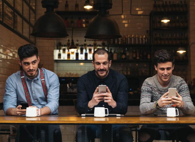 Smartfony a savoir vivre – jak kulturalnie korzystać z telefonu komórkowego?