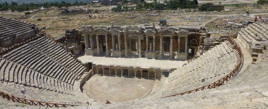 Opisz krótko, jak wyglądał teatr w starożytnej Grecji.