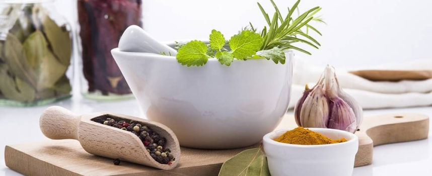 8 ziół i przypraw, które są dobre dla twojej skóry