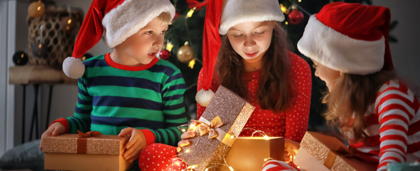 Prezent pod choinkę dla dziecka. Co kupić maluchowi poza wymarzoną zabawką?