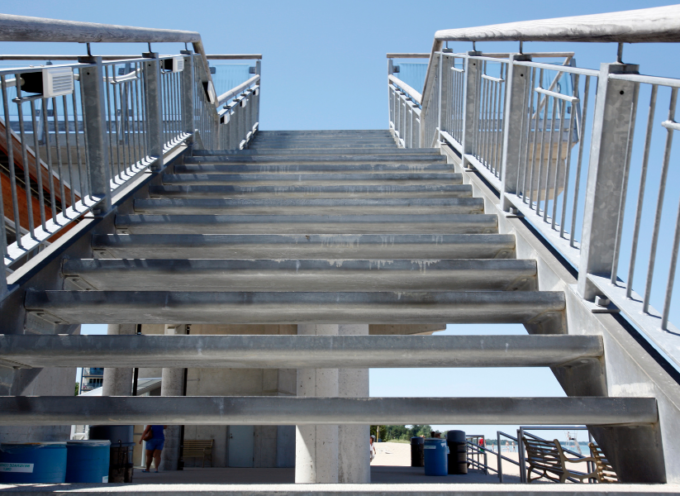 Przegląd rozwiązań dla przemysłu – zalety aluminiowych schodów pomostowych