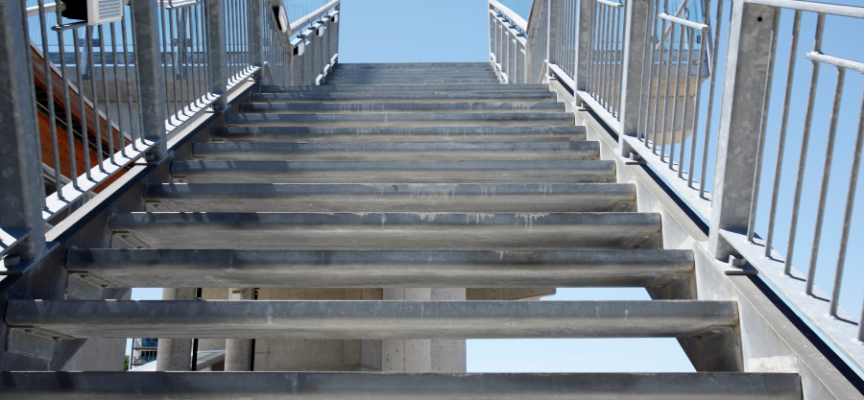 Przegląd rozwiązań dla przemysłu – zalety aluminiowych schodów pomostowych