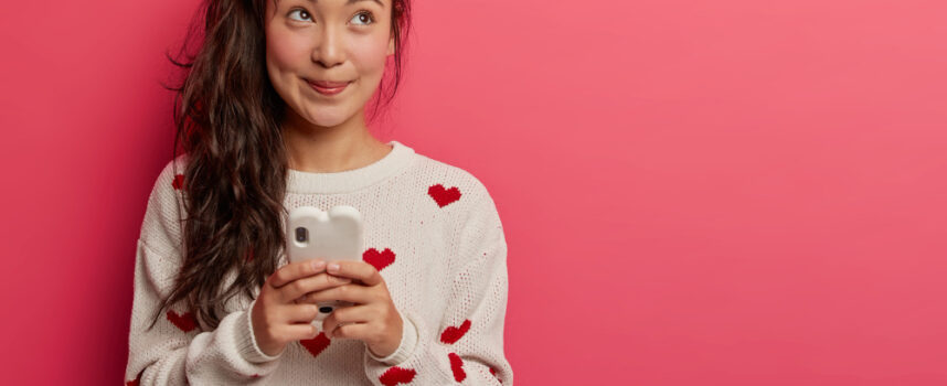 Sztuka flirtu przez internet: Jak skutecznie zainteresować kogoś swoją osobą online?