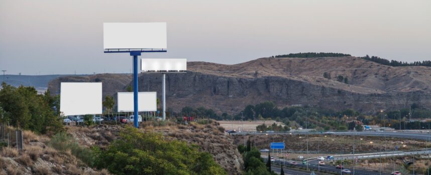 Konstrukcje reklamowe przy autostradzie – jaka jest ich funkcja?