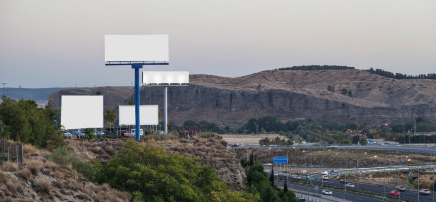 Konstrukcje reklamowe przy autostradzie – jaka jest ich funkcja?