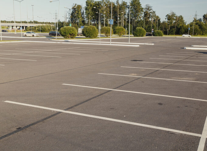 Parking przy lotnisku – jakie są sposoby na zaoszczędzenie na parkowaniu auta?