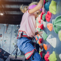 Ścianka wspinaczkowa dla dzieci – Jak wprowadzić najmłodszych w świat wspinania