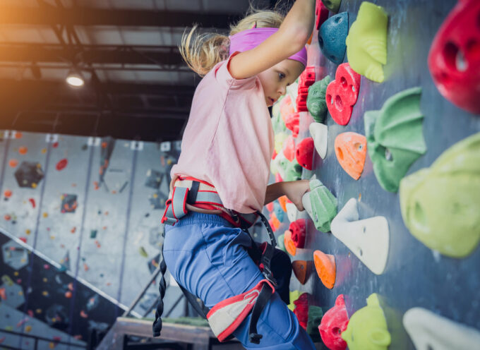 Ścianka wspinaczkowa dla dzieci – Jak wprowadzić najmłodszych w świat wspinania