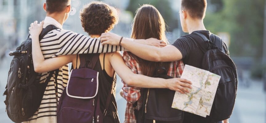 Czy można uczyć się języka podczas wakacji? 5 sposobów na praktykę angielskiego za granicą