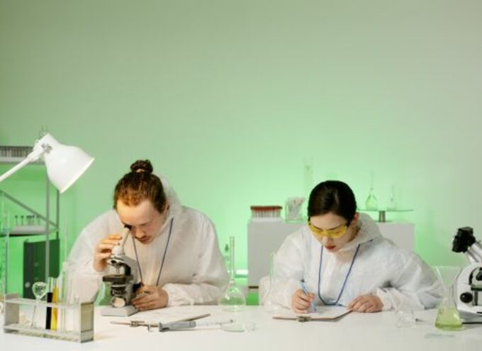 Mikroskop dla szkoły czy laboratorium – najważniejsze różnice