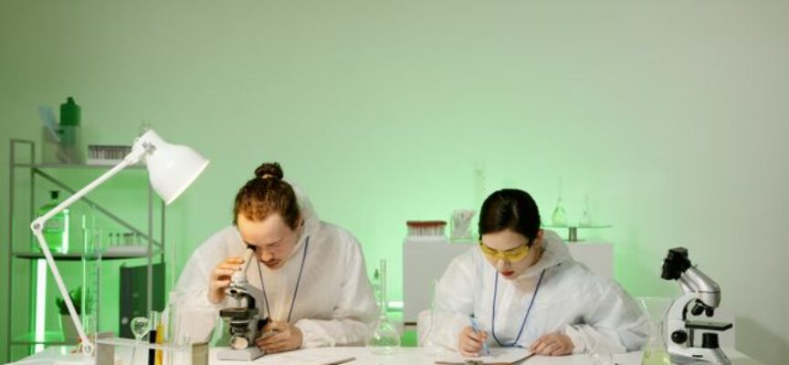 Mikroskop dla szkoły czy laboratorium – najważniejsze różnice