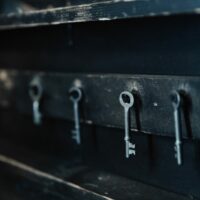 Pokój zagadek, gdzie liczy się logiczne myślenie, spostrzegawczość i współpraca