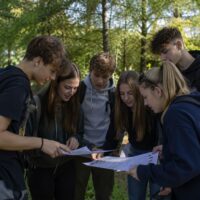 Nowa klasa, nowi ludzie: dlaczego gra terenowa integruje szybciej niż tradycyjna wycieczka szkolna?
