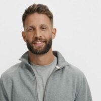 Bluzy z logo wyróżniające firmę na tle konkurencji