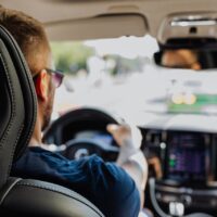 Praca jako kierowca w aplikacjach przewozowych – jak zacząć